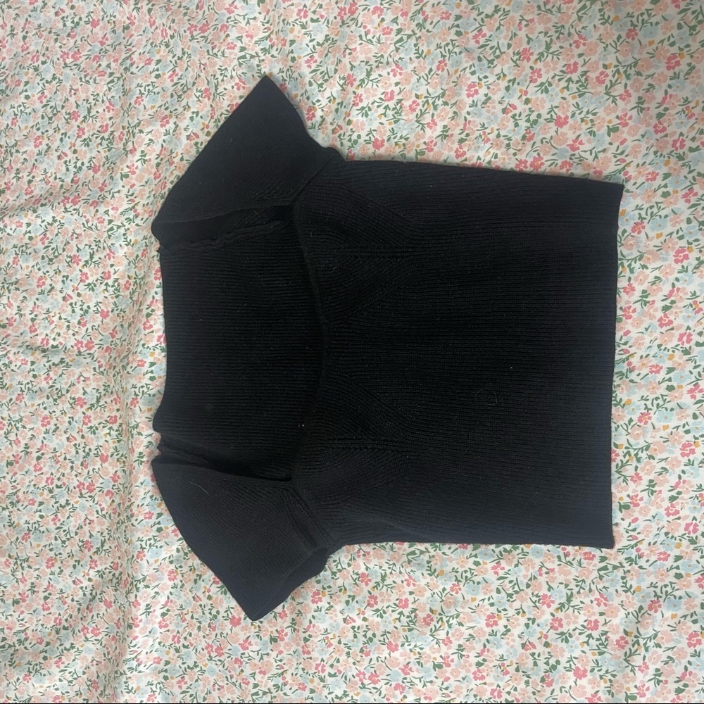 Black sweetheart neckline cropped sweater short sleeve shirt size small.